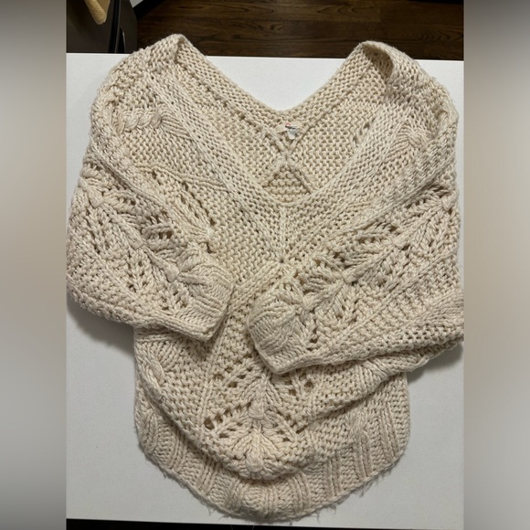 Q Off-the-Shoulder Knit Sweater - Picture 3 of 7